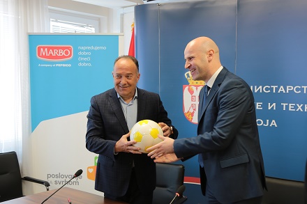 Marbo Product poklanja lopte osnovnim školama u Srbiji
